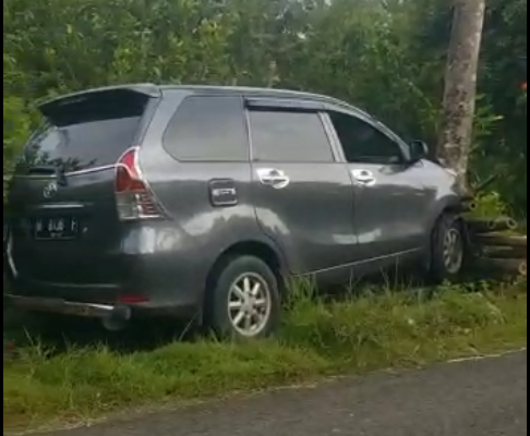 Pecah Ban, Sebuah Mobil Plat H Alami Kecelakaan di Jalan Ruas Wadas, Giripurwo